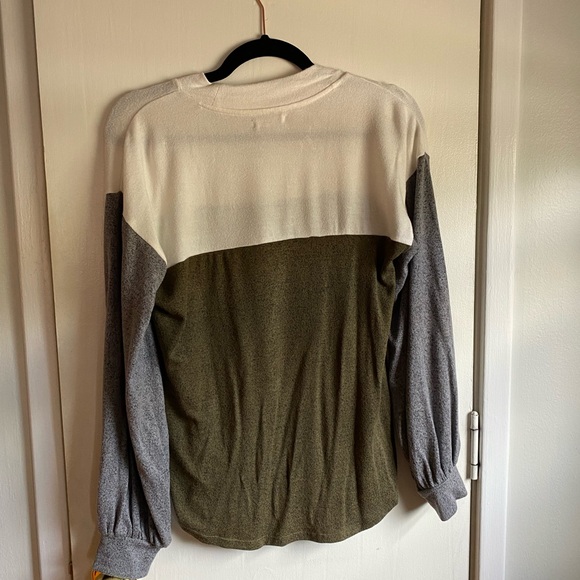 Maurice’s sweater tricolor, size small - Picture 3 of 3